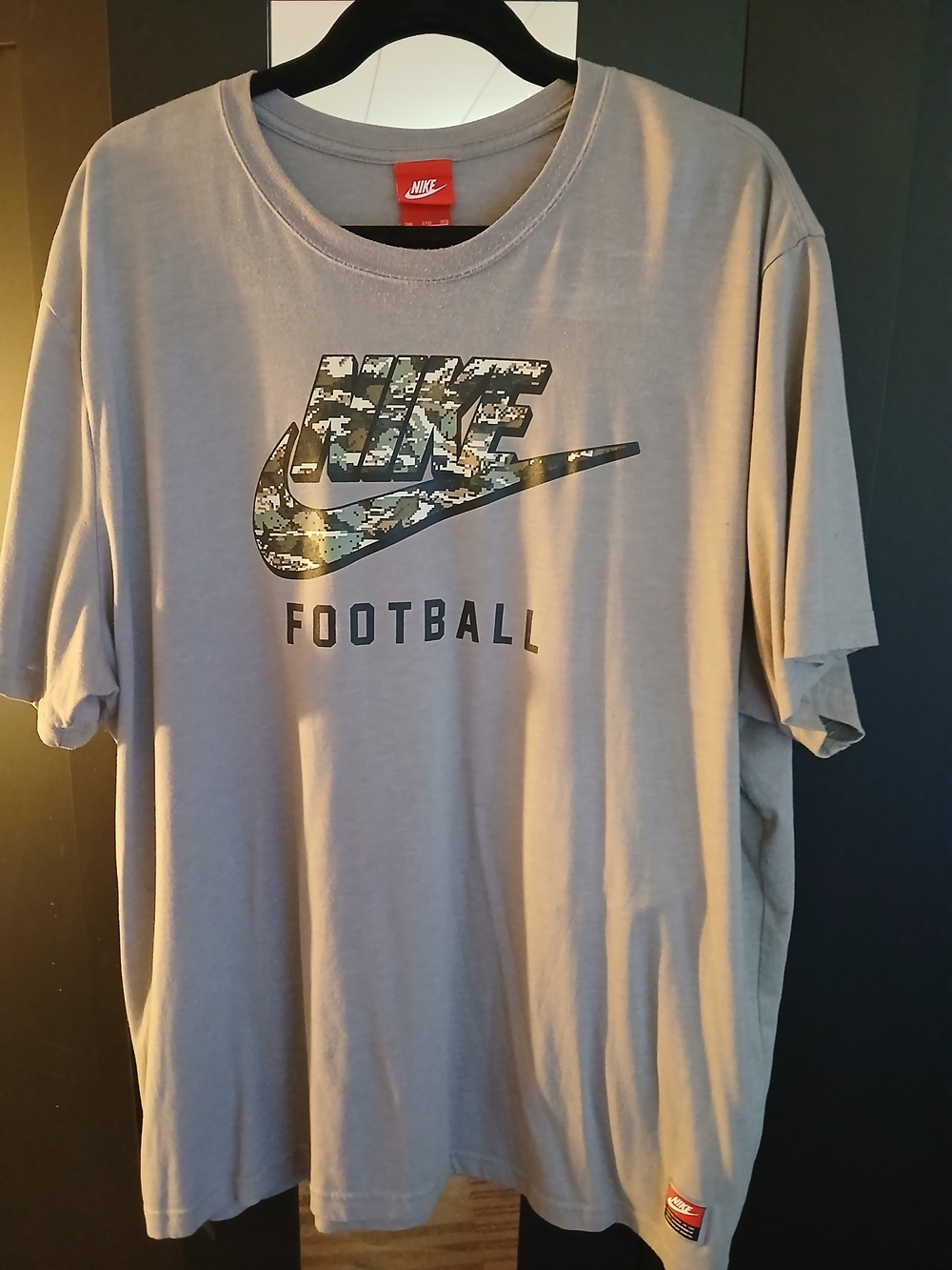 Nike Men’s Light Gray Short Sleeve Football Tee with Camo Swoosh